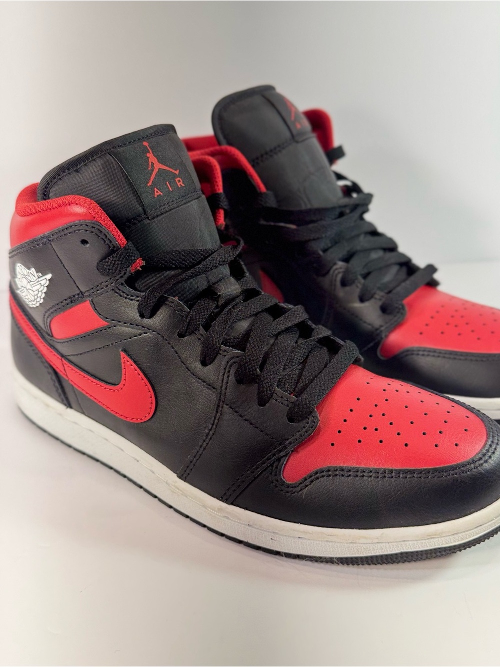 Nike Air Jordan 1 Mid Bred Twist 9.5M Black Red excellent condition, no creases